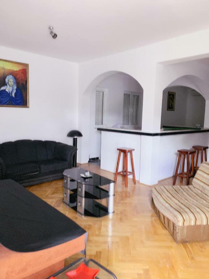 Hostel Holiday Cetinje Exteriör bild
