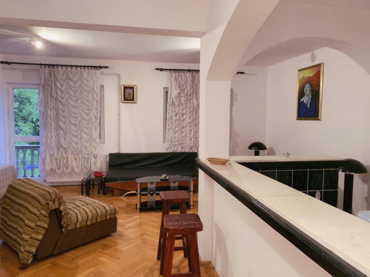 Hostel Holiday Cetinje Exteriör bild