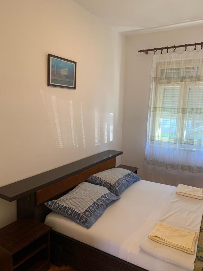 Hostel Holiday Cetinje Exteriör bild