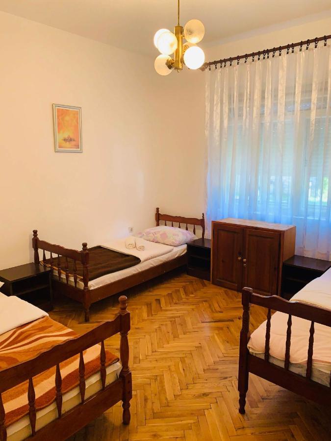 Hostel Holiday Cetinje Exteriör bild