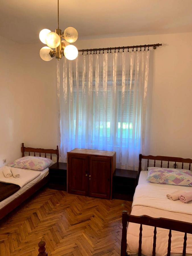Hostel Holiday Cetinje Exteriör bild