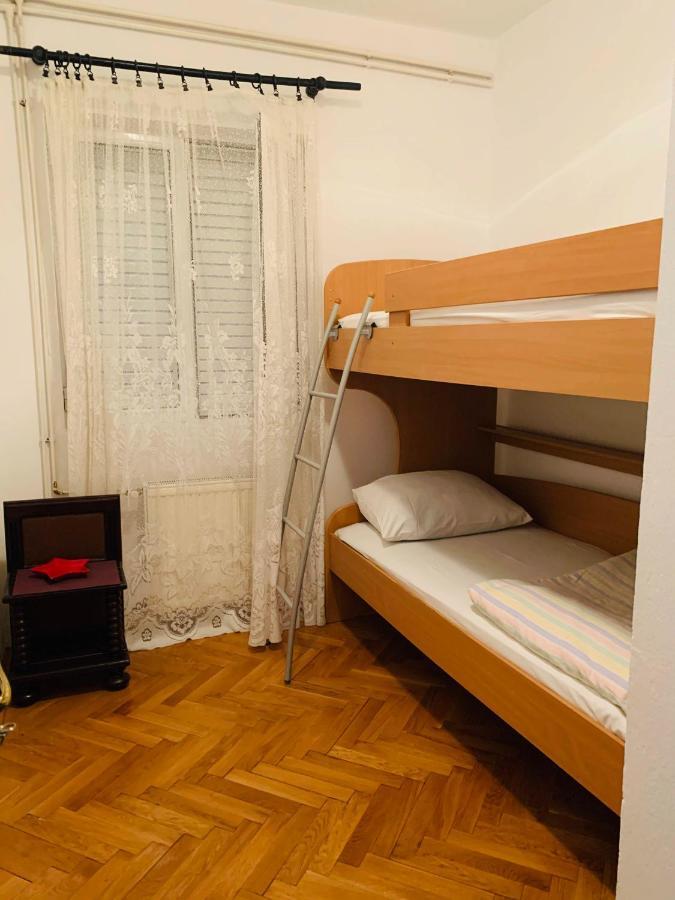 Hostel Holiday Cetinje Exteriör bild