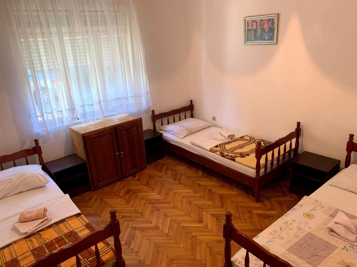 Hostel Holiday Cetinje Exteriör bild