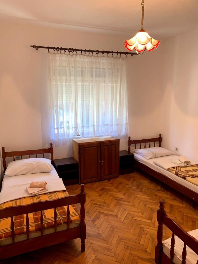 Hostel Holiday Cetinje Exteriör bild