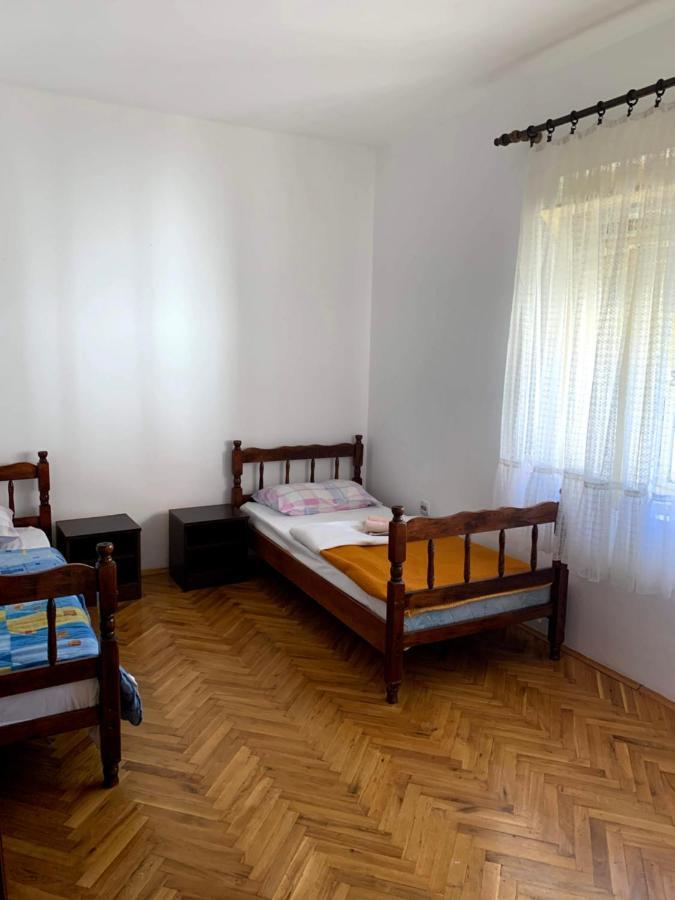 Hostel Holiday Cetinje Exteriör bild